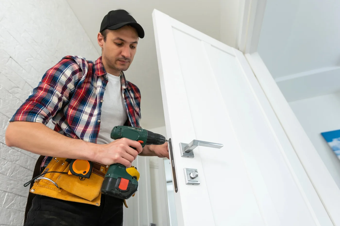 Artisan serrurier posant une serrure de sûreté Fichet sur une porte blindée à Paris 5e